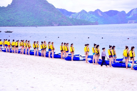 Các thí sinh di chuyển đến khu vực chèo thuyền Kayak