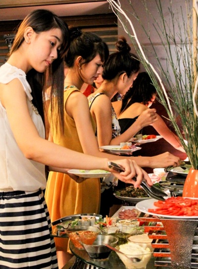 “Nàng lọ lem” Hồng Tâm không có đầm đi dự tiệc - 3 Các thí sinh chọn đồ ăn