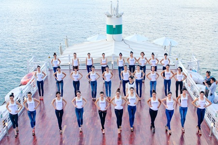 Thí sinh chia nhóm tập catwalk