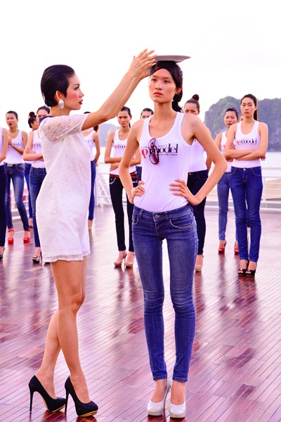 Xuân Lan cho thí sinh đội đĩa để tập luyện