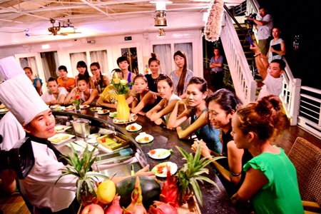 Xem thí sinh Vietnam’s Next Top Model nhảy múa trong hang Trống - 2 Các cô gái háo hức và chăm chú