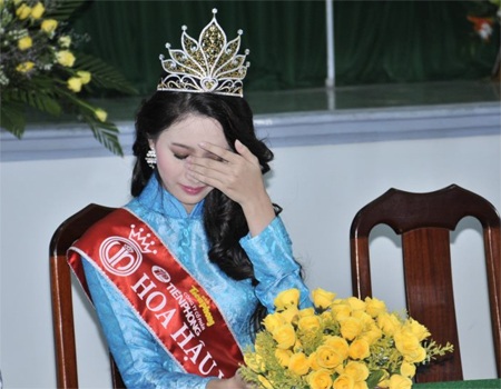 Những giọt nước mắt của Tân Hoa hậu Thu Thảo - 4 Hiệu trưởng Trường ĐH Tây Đô đón Tân Hoa hậu từ ngoài hành lang.