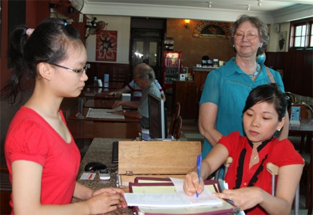 Nhân viên của nhà hàng Bread of life là những người khiếm thính