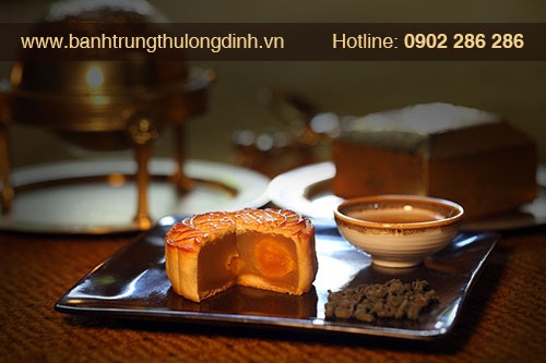 Bánh trung thu Long Đình – Cả tâm tình gửi trao - 1 Tặng nhau những chiếc bánh trung thu, ngụ ý lời chúc mọi sự được viên mãn tròn đầy