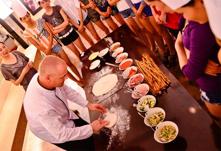 Bí mật quanh chiếc Pizza của những cô gái Vietnam’s Next Top Model 2012 - 1 Theo dõi bếp trưởng hướng dẫn cách làm bánh