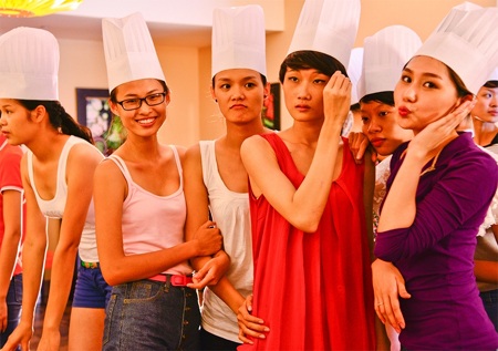 Bí mật quanh chiếc Pizza của những cô gái Vietnam’s Next Top Model 2012 - 2 Các cô gái trổ tài
