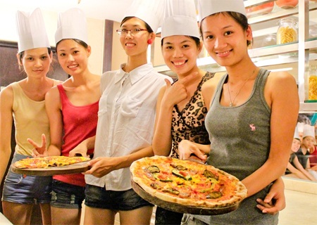 Bí mật quanh chiếc Pizza của những cô gái Vietnam’s Next Top Model 2012 - 9 Bánh nào đẹp hơn?