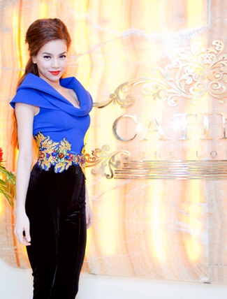 Hồ Ngọc Hà lần đầu hát nhạc Jazz - 1 Hồ Ngọc Hà trong bộ cánh màu xanh Blue hiện đại mà quý phái là tâm điểm của buổi tiệc sang trọng