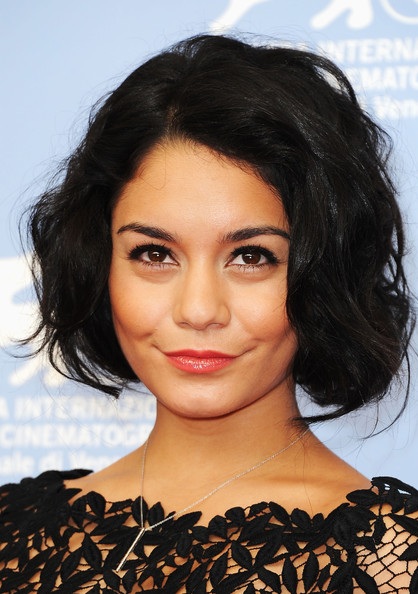 Váy voan ren rườm rà khiến Vanessa Hudgens, Selena Gomez già đi trông thấy - 12 Vĩnh Ngọc
