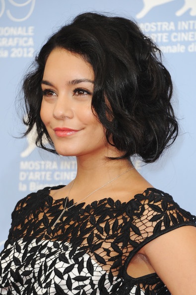 Váy voan ren rườm rà khiến Vanessa Hudgens, Selena Gomez già đi trông thấy - 13 Vĩnh Ngọc