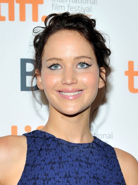 Jennifer Lawrence khoe làn da láng mịn