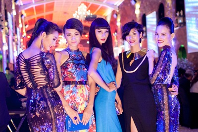 Dàn siêu mẫu dự tiệc - 4 Dàn chân dài khoe dáng