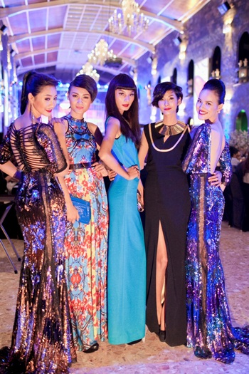 Dàn siêu mẫu dự tiệc - 5 Hoàng Thùy (trái)