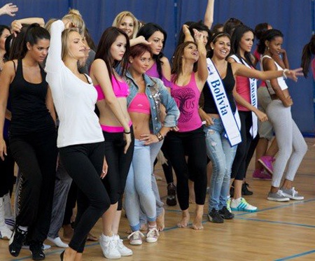 Hương Thảo nổi bật trong buổi tập cùng thí sinh Hoa hậu siêu quốc gia - 4 Cô luôn là người nổi bật giữa đám đông