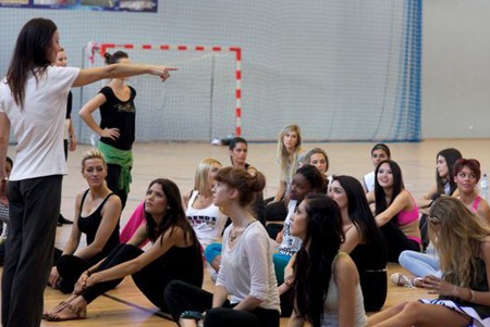 Hương Thảo nổi bật trong buổi tập cùng thí sinh Hoa hậu siêu quốc gia - 6 Người đẹp áo hồng rất biết cách khiến mình nổi lên