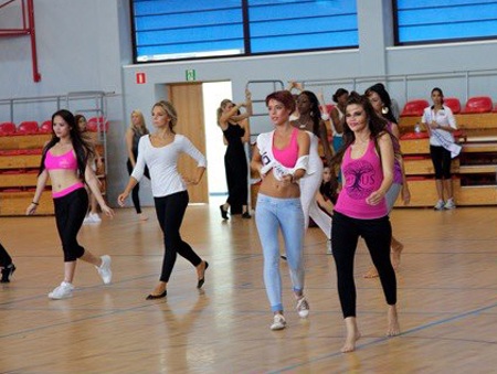 Hương Thảo nổi bật trong buổi tập cùng thí sinh Hoa hậu siêu quốc gia - 7 Không thể phủ nhận, Hương Thảo nổi bật hơn nhiều thí sinh khác