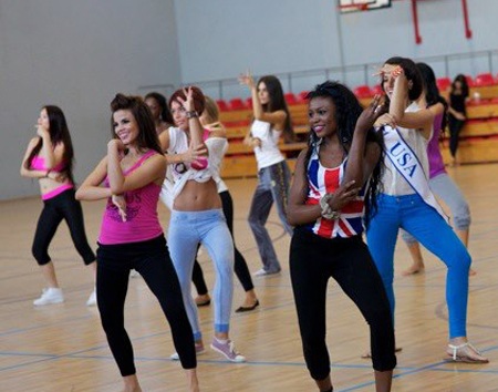 Hương Thảo nổi bật trong buổi tập cùng thí sinh Hoa hậu siêu quốc gia - 8 Cô tập luyện say sưa và chuyên nghiệp