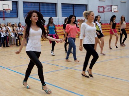 Hương Thảo nổi bật trong buổi tập cùng thí sinh Hoa hậu siêu quốc gia - 10 Hoa khôi thể thao Việt Nam Hương Thảo (trái)