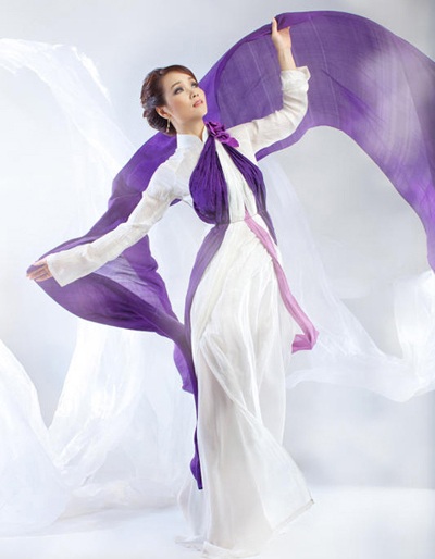 Người mẫu thể hiện BST này là Mai Thu Huyền