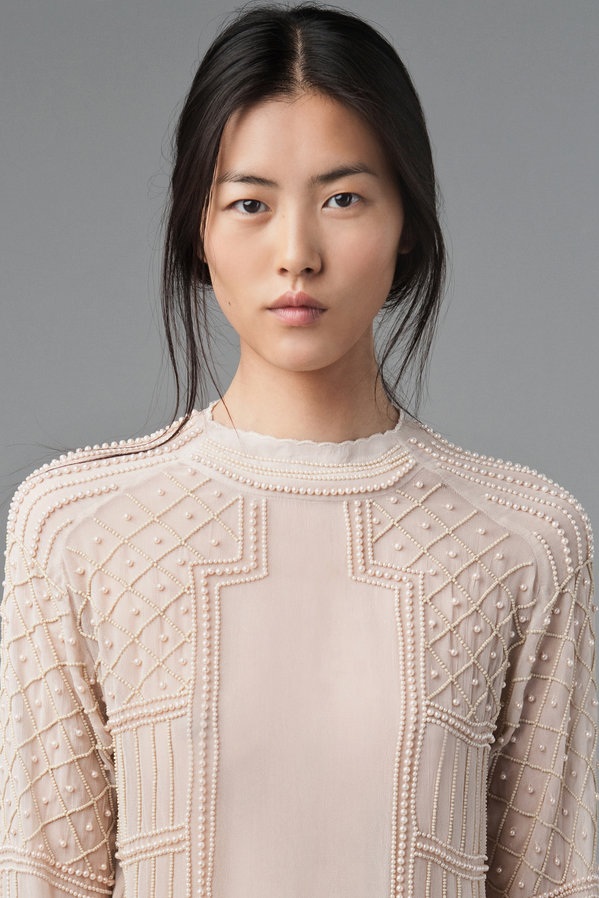 Siêu mẫu Trung Quốc sành điệu với váy áo Zara | Báo Dân trí
