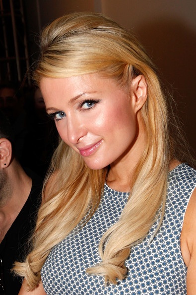 Paris Hilton hớn hở đi xem trình diễn thời trang