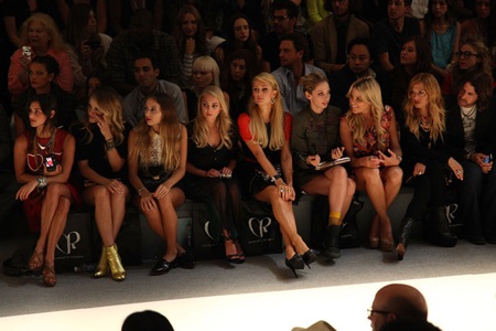 Paris Hilton hớn hở đi xem trình diễn thời trang