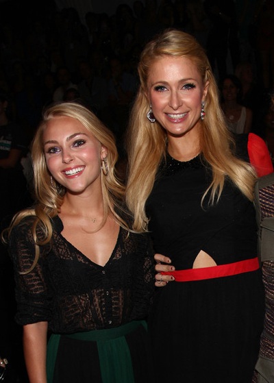 Paris Hilton hớn hở đi xem trình diễn thời trang