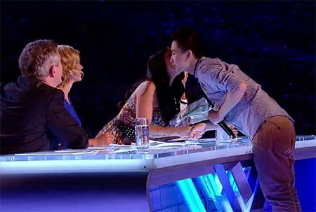 Chàng trai Việt Nam gây ấn tượng mạnh trong cuộc thi X Factor Anh quốc - 2 Jason Viet Tien ôm hôn và tặng hoa ca sỹ Tulisha
