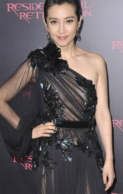 Lí Băng Băng và Milla Jovovich trong 1 cảnh phim.