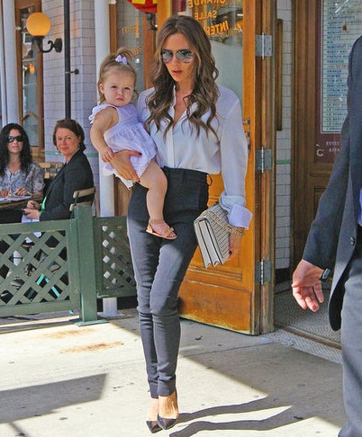 Victoria Beckham bế công chúa nhỏ ra phố - 1 Victoria Beckham ăn trưa tại nhà hàng Pastis ở New York cùng con gái Harper Beckham