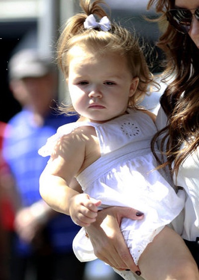 Victoria Beckham bế công chúa nhỏ ra phố - 4 Vĩnh Ngọc