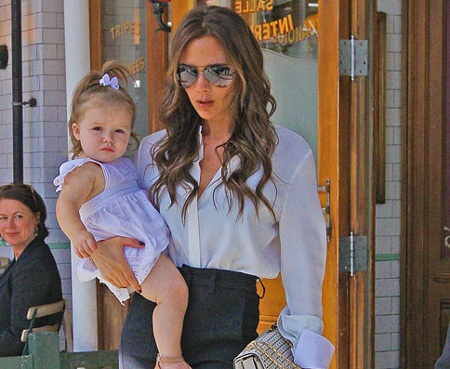 Victoria Beckham bế công chúa nhỏ ra phố - 5 Vĩnh Ngọc