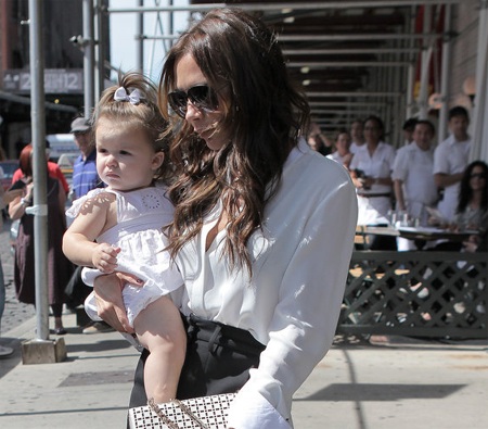 Victoria Beckham bế công chúa nhỏ ra phố - 6 Vĩnh Ngọc