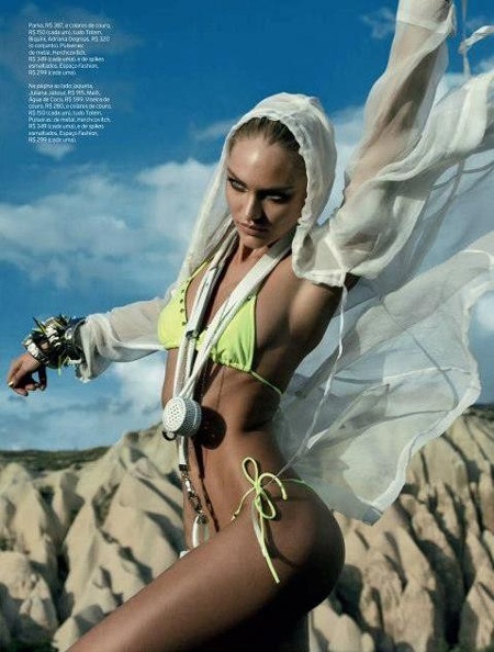 Thiên thần đồ lót cong người tạo dáng