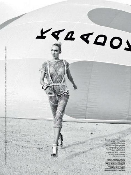 Thiên thần đồ lót cong người tạo dáng