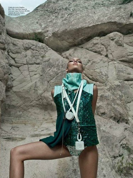 Thiên thần đồ lót cong người tạo dáng