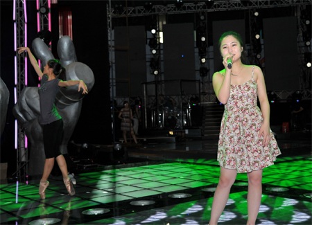 Hương Tràm tập cùng vũ công