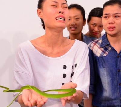 Thí sinh Vietnam’s Next Top Model khóc vì... rắn - 2 Mai Giang khóc mếu