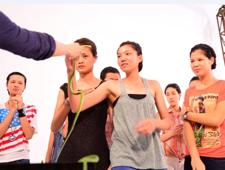 Thí sinh Vietnam’s Next Top Model khóc vì... rắn - 3 Tuy nhiên cũng có người bạo hơn