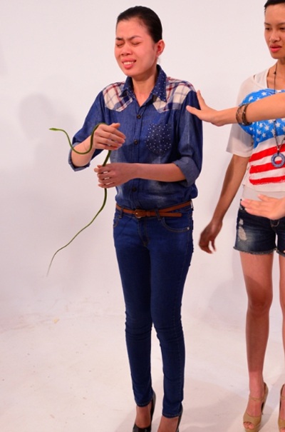 Thí sinh Vietnam’s Next Top Model khóc vì... rắn - 5 Kim Loan khóc vì quá sợ rắn