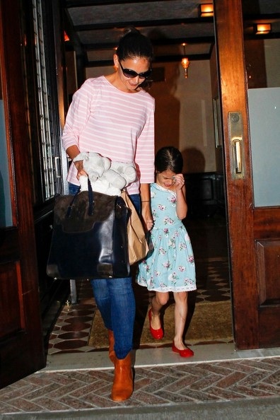 Tom Cruise gọi điện cho Suri hàng ngày - 2 Katie Holmes và con gái