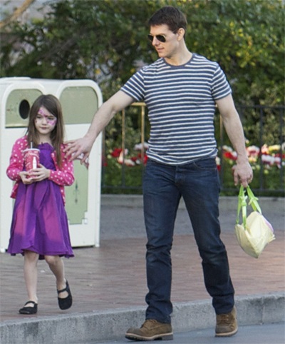 Tom Cruise gọi điện cho Suri hàng ngày - 1 Tom Cruise và bé Suri