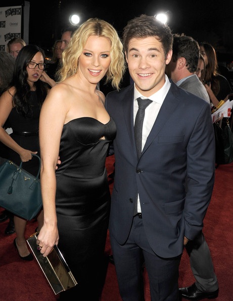 Elizabeth Banks và diễn viên Adam DeVine