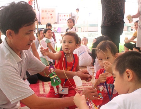 Hướng dẫn trẻ em làm đồ chơi cổ truyền.