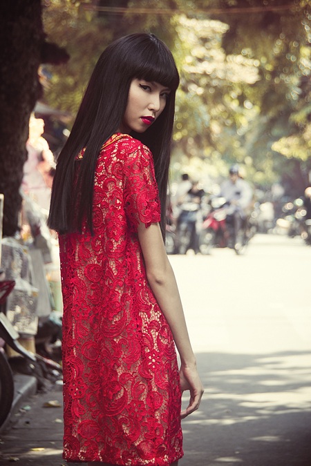 Thùy Dương Next Top Model dạo phố Hà Nội ngày trung thu