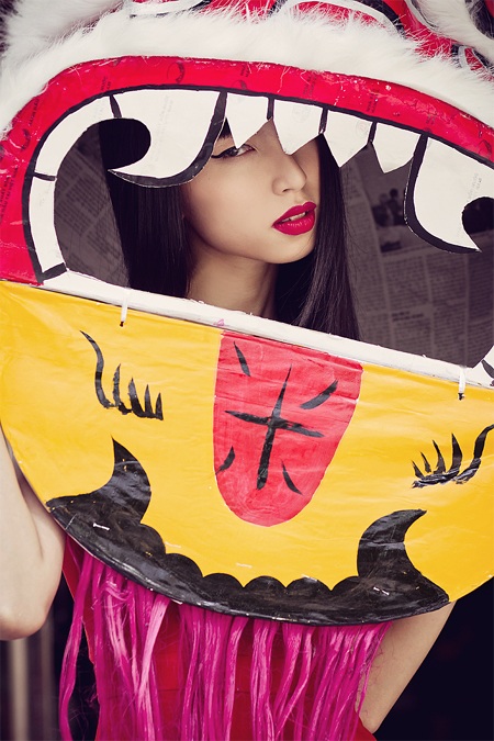 Chuyên gia trang điểm Hoàn Khang make up cho Thùy Dương