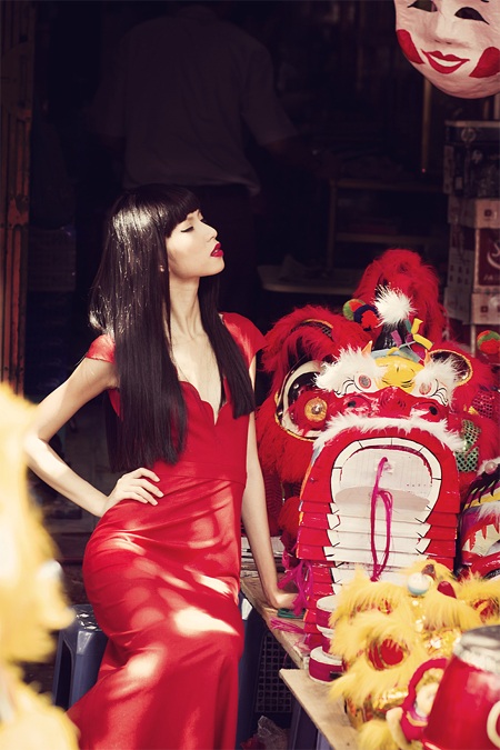 Chuyên gia trang điểm Hoàn Khang make up cho Thùy Dương