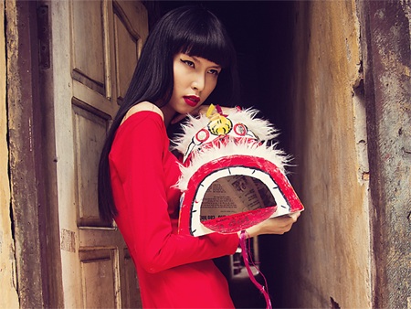 Chuyên gia trang điểm Hoàn Khang make up cho Thùy Dương