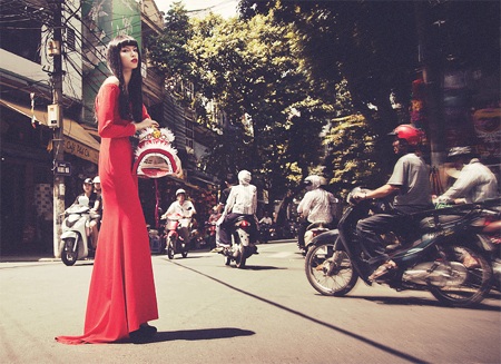 Chuyên gia trang điểm Hoàn Khang make up cho Thùy Dương