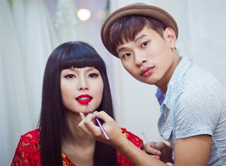 Chuyên gia trang điểm Hoàn Khang make up cho Thùy Dương